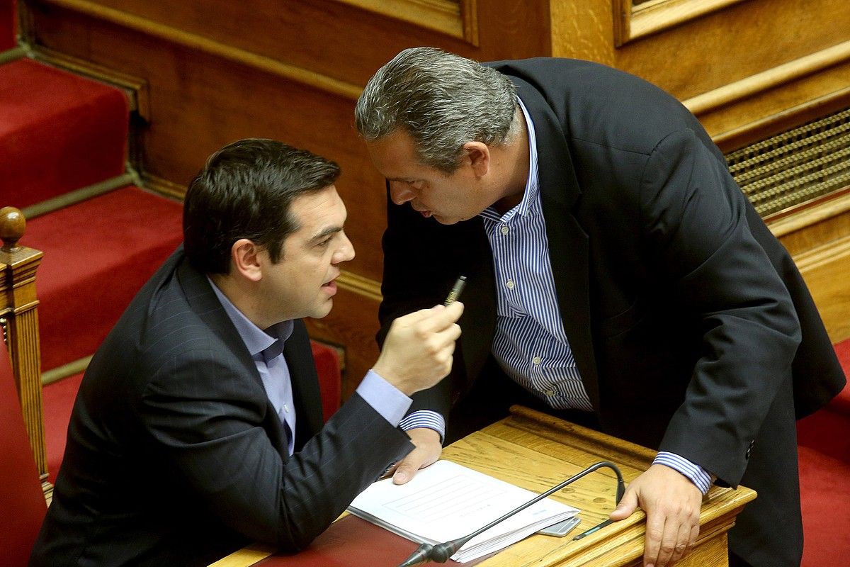 Alexis Tsipras lehen ministroa eta Panos Kamenos Defentsa ministroa, domekan, Greziako Parlamentuan. P. SAITAS / EFE.
