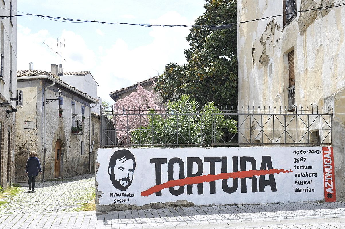 Mikel Zabalzaren irudia eta torturaren aurkako aldarria duen murala, Agoitzen. IDOIA ZABALETA / ARGAZKI PRESS.