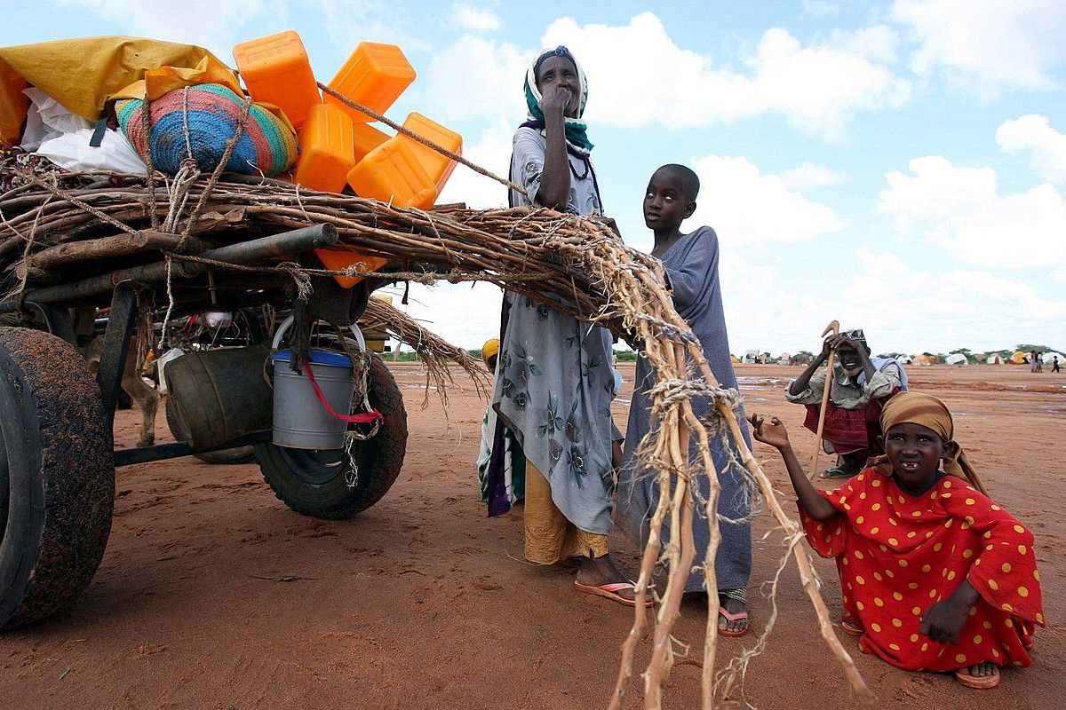 Somaliako errefuxiatu familia bat, Kenyako Dadaab kanpaleku inguruan, artxiboko irudi batean. STEPHEN MORRISON / EFE. Somaliako errefuxiatu familia bat, Kenyako Dadaab kanpaleku inguruan, artxiboko irudi batean. STEPHEN MORRISON / EFE.