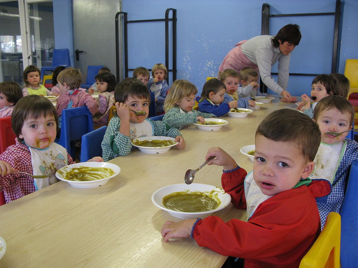 Haur batzuk, Ekolapiko egitasmoko jangela batean. BERRIA.