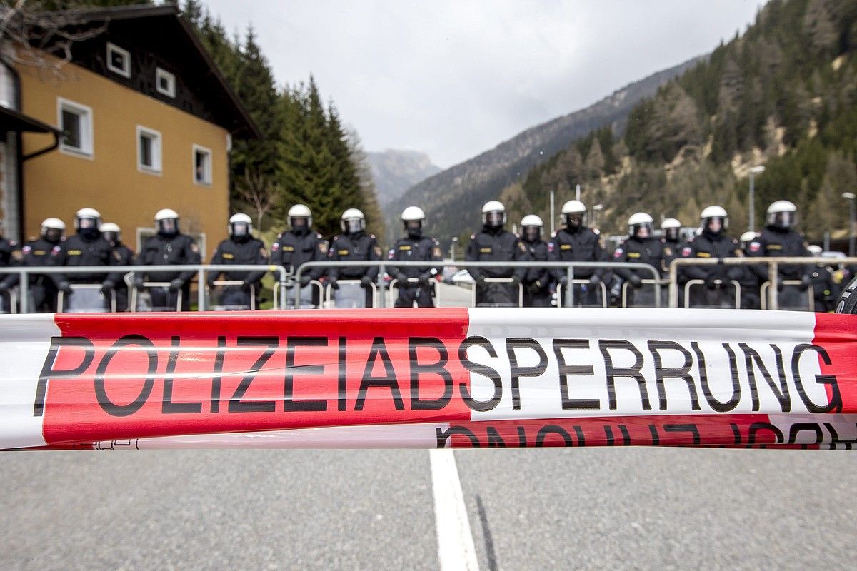 Austriako Polizia hegoaldeko mugan, Brennerren, Hego Tirolen. Protestak izan dira azken asteetan pasabide horretan. JAN HETFLEISCH /EFE.