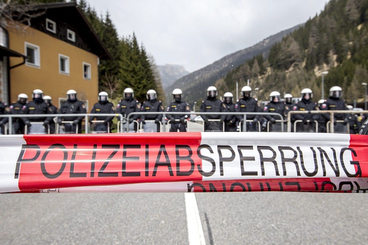 Austriako Polizia hegoaldeko mugan, Brennerren, Hego Tirolen. Protestak izan dira azken asteetan pasabide horretan. JAN HETFLEISCH /EFE. Austriako Polizia hegoaldeko mugan, Brennerren, Hego Tirolen. Protestak izan dira azken asteetan pasabide horretan. JAN HETFLEISCH /EFE.