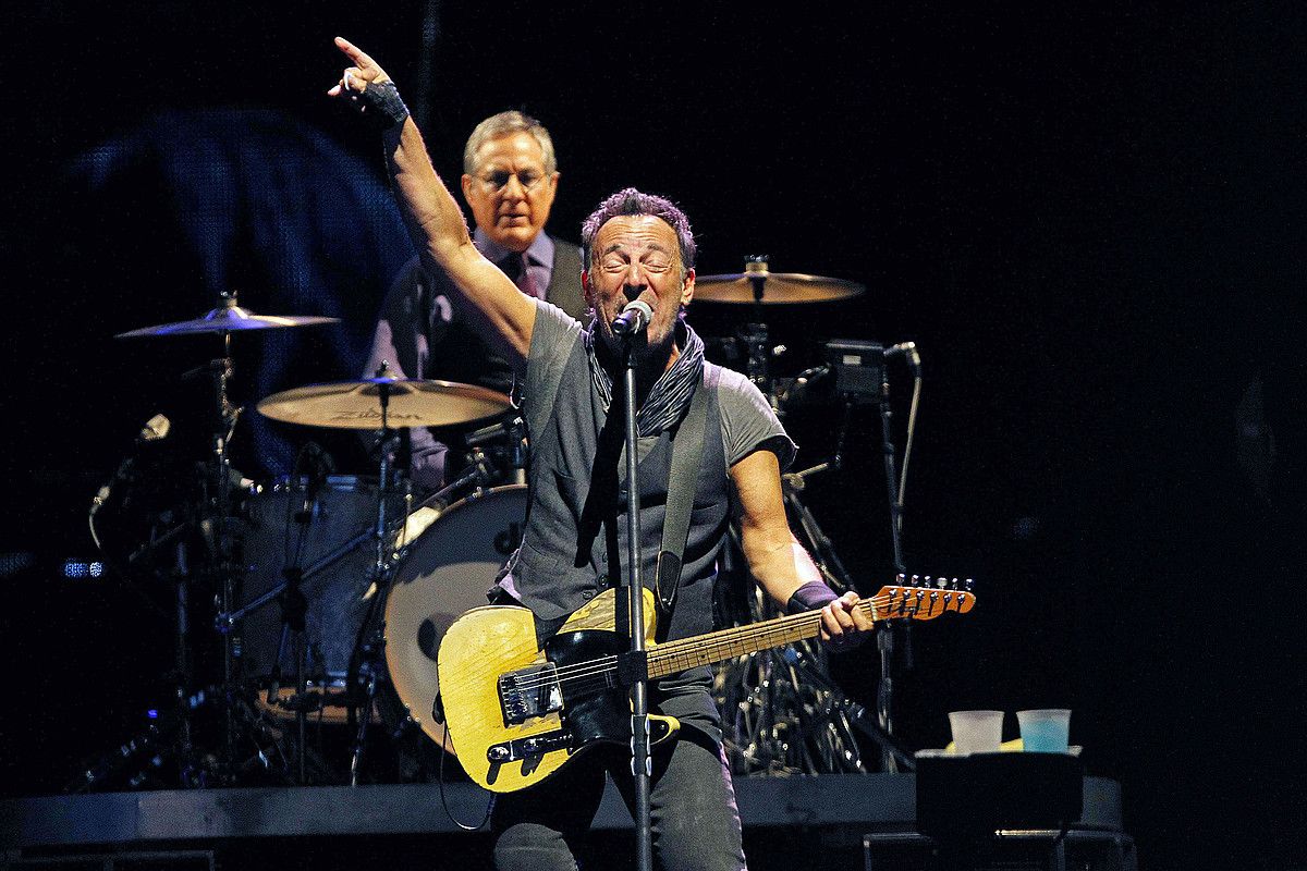 Bruce Springsteen, joan den larunbatean, Bartzelonako Camp Nou estadioan emandako kontzertuan. MARTA PEREZ / EFE.
