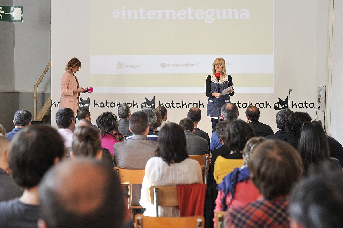 Iruñeko Katakraken ospatu zuten Euskarazko Interneten Eguna. I. ZABALETA / ARP. Iruñeko Katakraken ospatu zuten Euskarazko Interneten Eguna. I. ZABALETA / ARP.