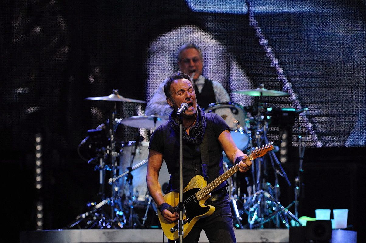 Energia, indar eta bizitasun handia erakutsi zuen Springsteenek hiru ordutik gorako emanaldian. Gertuko azaldu zen Anoeta bete zuten zaleekin, keinuei erantzunez, gozatuz eta gozaraziz JON URBE / ARGAZKI PRESS.