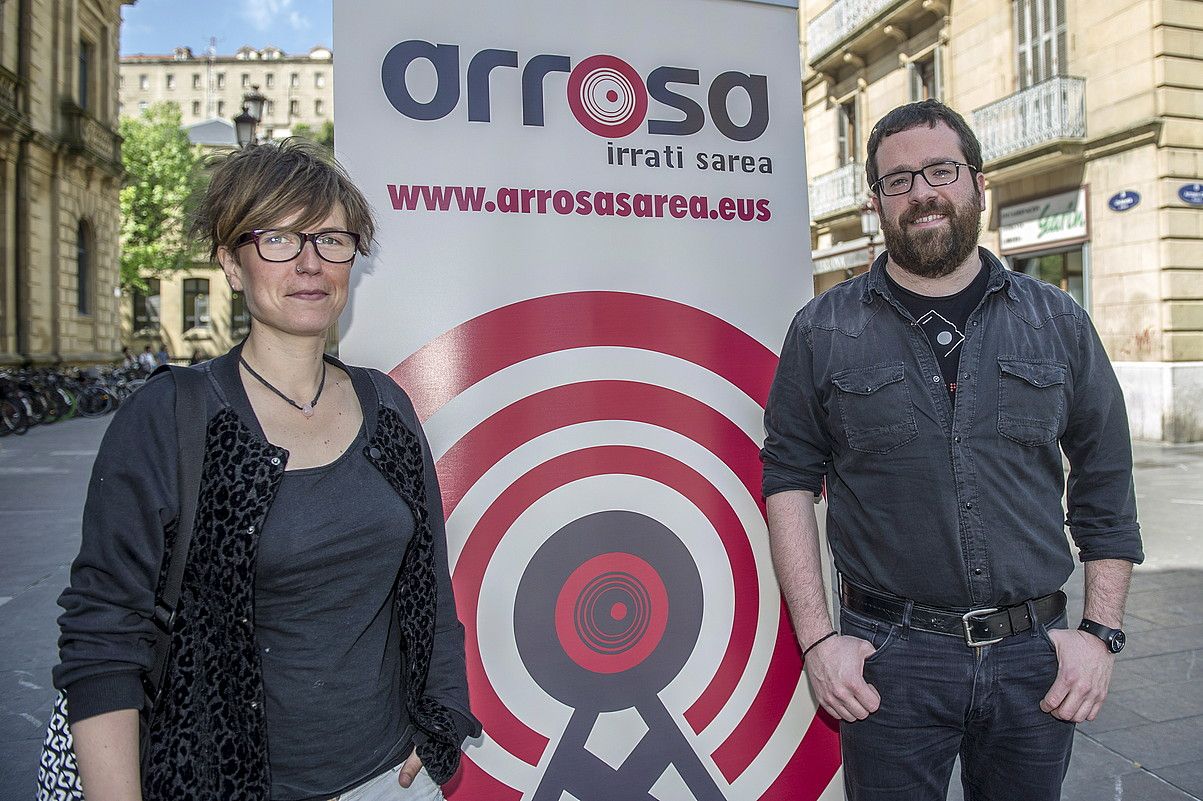 Aitziber Zapirain Antxeta Irratiko koordinatzailea eta Jon Aranburu Arrosa sareko kidea, atzo, Donostian. GORKA RUBIO / ARP. Aitziber Zapirain Antxeta Irratiko koordinatzailea eta Jon Aranburu Arrosa sareko kidea, atzo, Donostian. GORKA RUBIO / ARP.