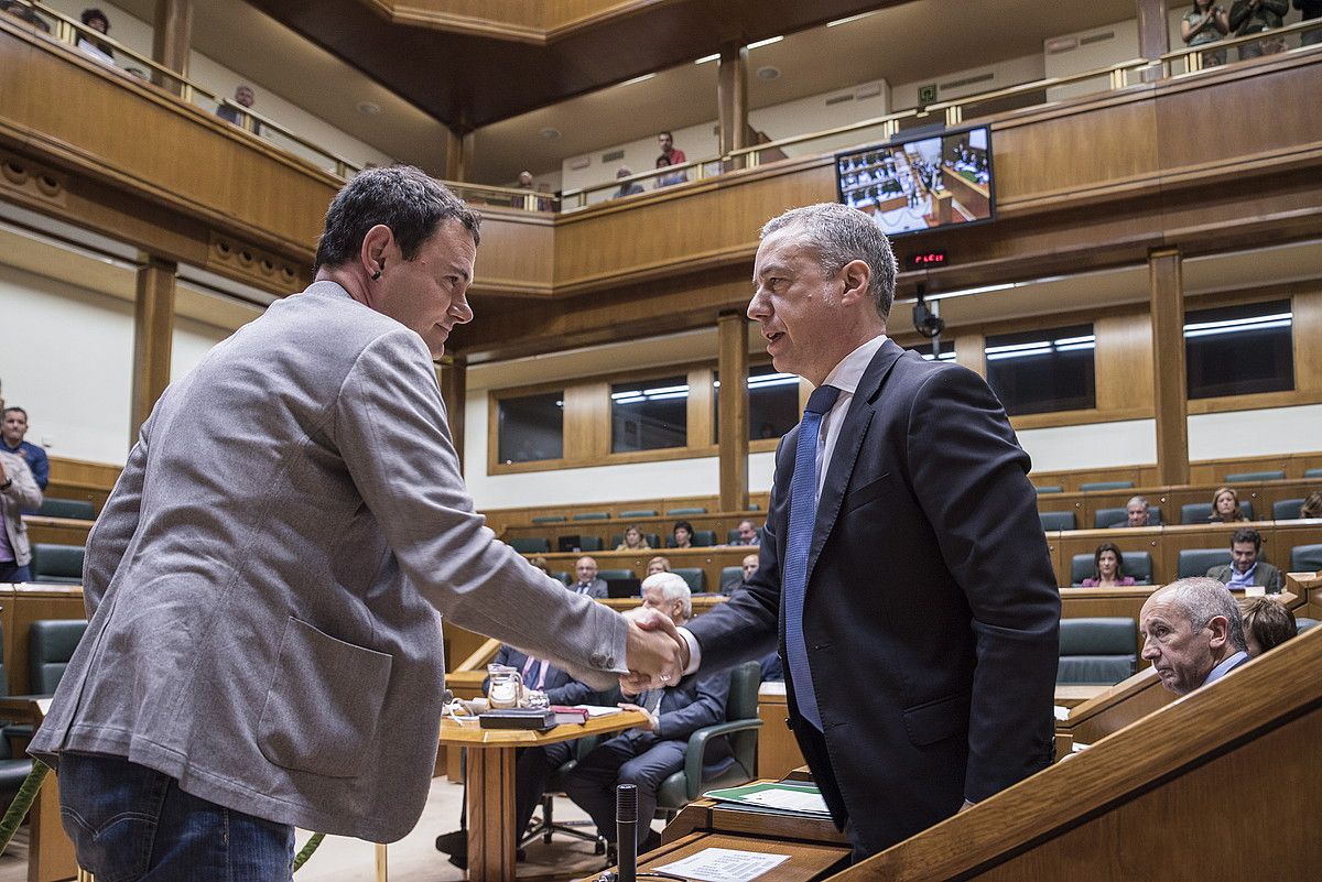 Arraiz eta Urkullu, elkar agurtzen, Arraizek legebiltzarrean egin zuen azken hitzaldiaren ostean. JUANAN RUIZ / ARGAZKI PRESS.