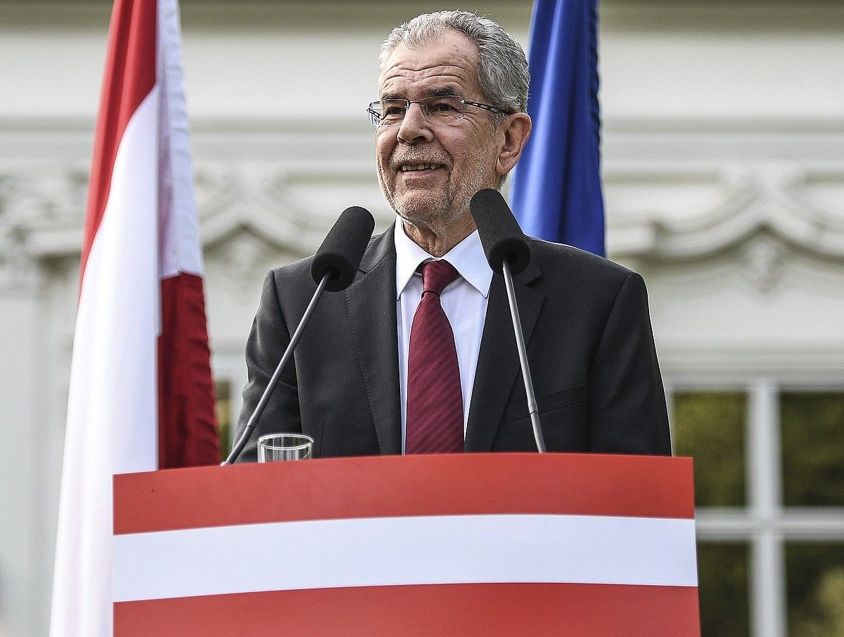 Alexander Van der Bellen Austriako presidente berria, atzo, garaipenaren berri izan ostean, Vienan. CHRISTIAN BRUNE/ EFE. Alexander Van der Bellen Austriako presidente berria, atzo, garaipenaren berri izan ostean, Vienan. CHRISTIAN BRUNE/ EFE.