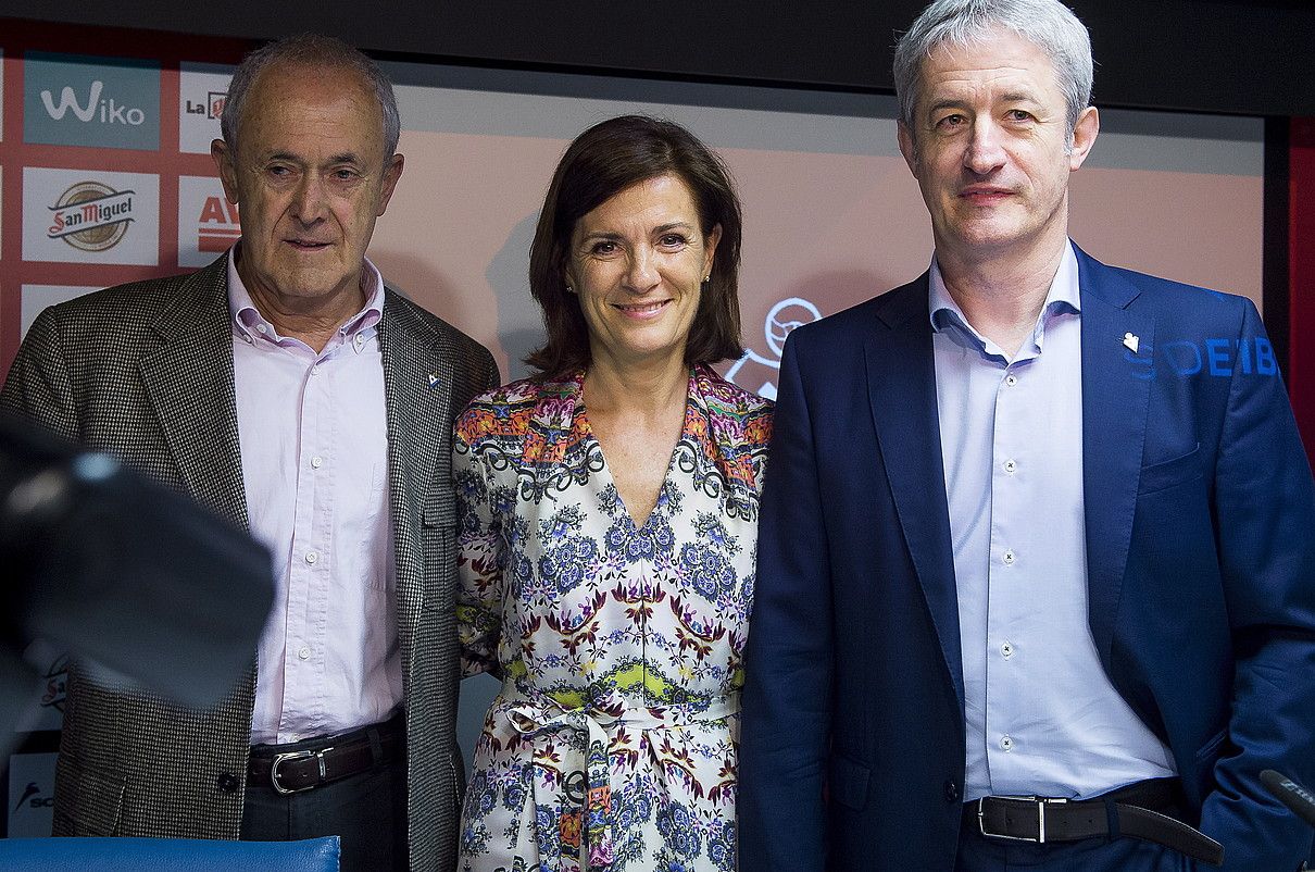 Amaia Gorostiza Eibarreko presidentea, Mikel Larrañaga eta Joseba Unamuno lehendakariordeen erdian, atzo, Ipuruan. LUIS JAUREGIALTZO / ARGAZKI PRESS.