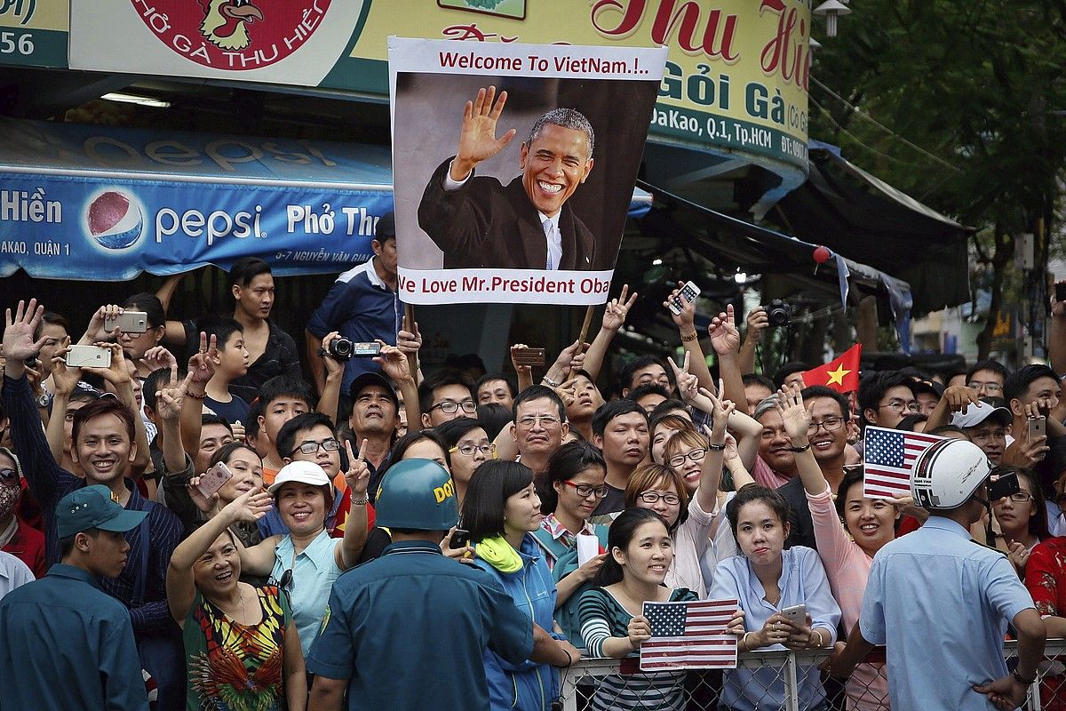 Barack Obama AEBetako presidenteak jendetza izan zuen atzo zain Ho Chi Minh hiriko Jade pagoda aurrean. D. AZUBEL / EFE.