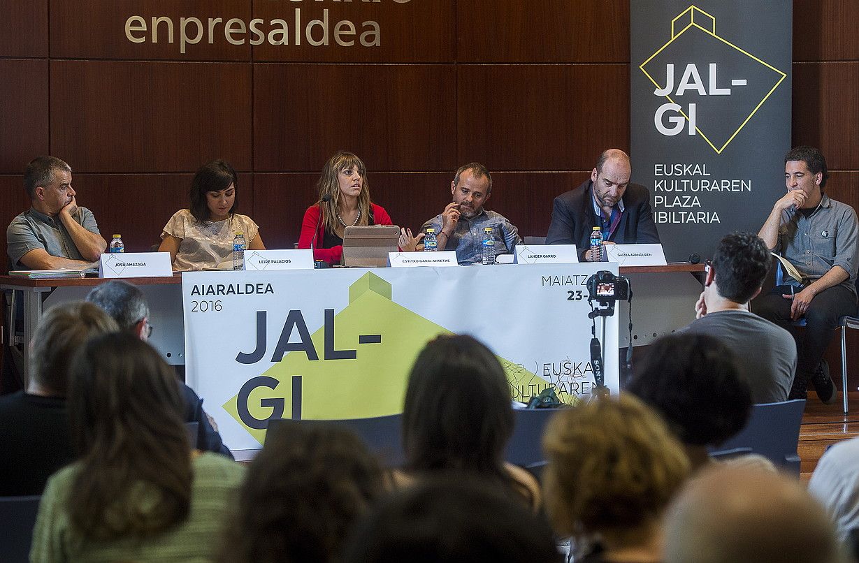 Josu Amezaga, Leire Palacios, Estitxu Garai, Lander Garro eta Gaizka Aranguren, atzo, Amurrion. LUIS JAUREGIALTZO / ARP.