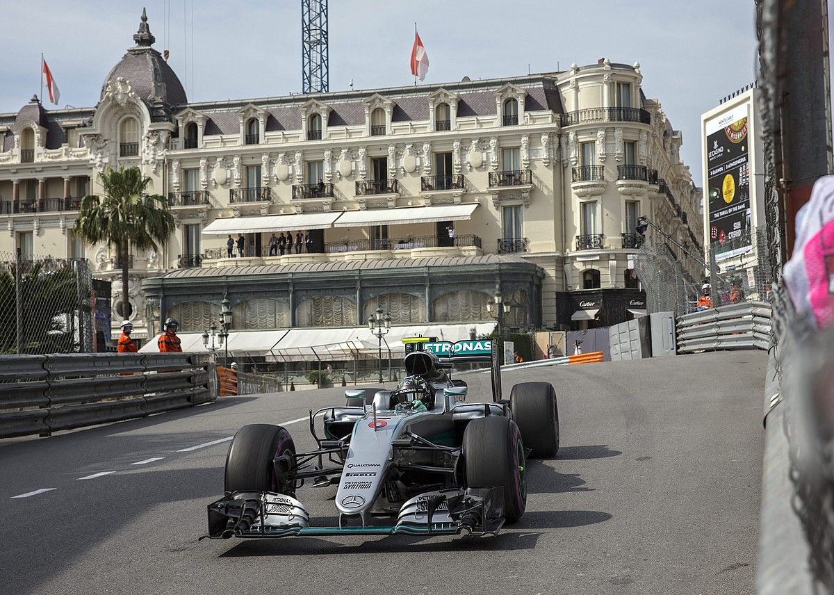 Nico Rosberg Mercedes taldeko gidari alemaniarra, atzo, Monakoko saio libreetan. VALDRIN XHEMAJ / EFE.