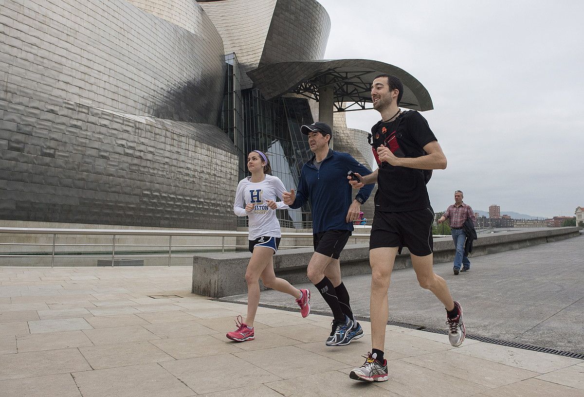 Caroline Ames eta Oliver Ames aita-alabak, eta Aitor Sainz gidaria, Guggenheim paretik igarotzen. MONIKA DEL VALLE / ARP.