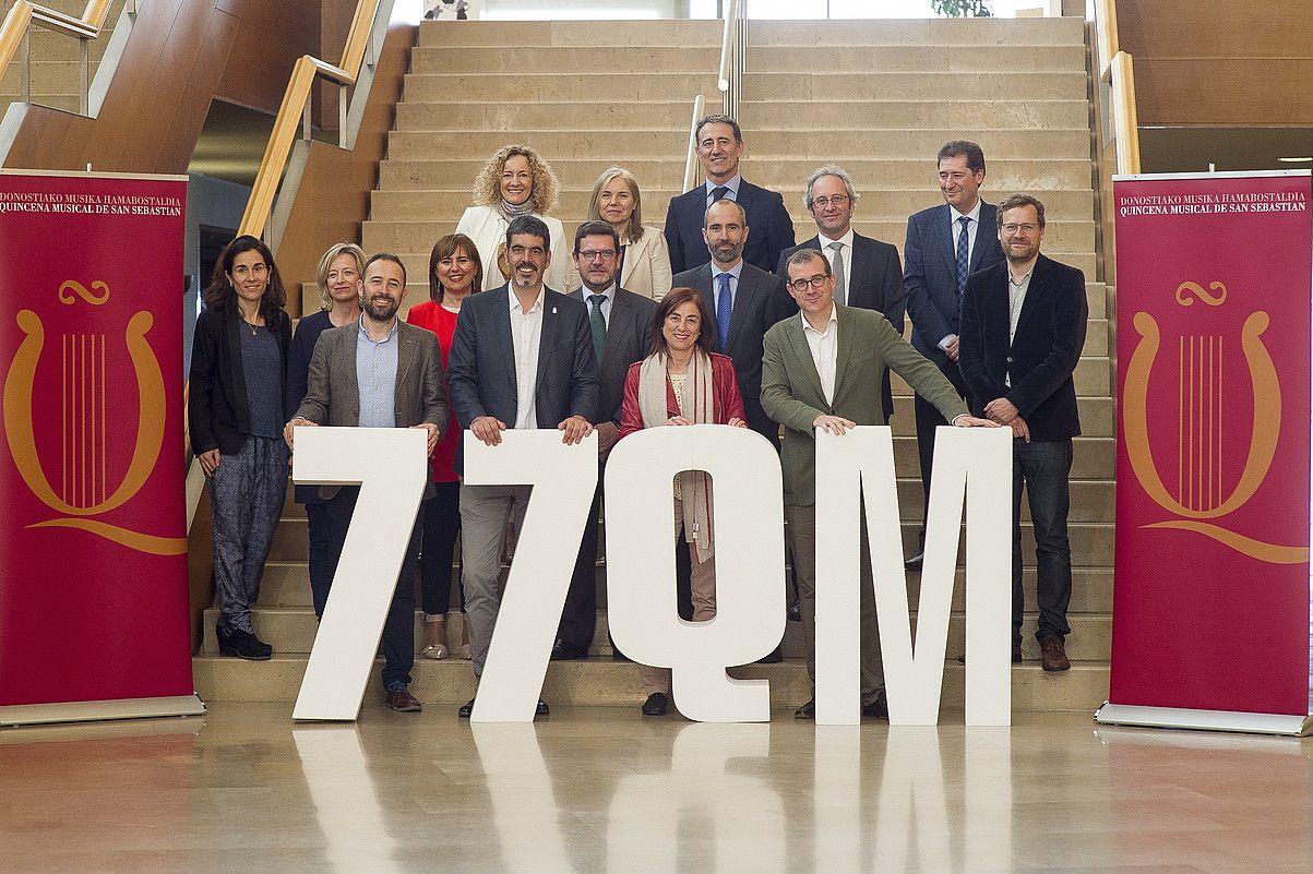 Musika Hamabostaldiko antolatzaileak eta babesleak, atzo Donostiako Kursaalean. JUAN CARLOS RUIZ / ARGAZKI PRESS. Musika Hamabostaldiko antolatzaileak eta babesleak, atzo Donostiako Kursaalean. JUAN CARLOS RUIZ / ARGAZKI PRESS.