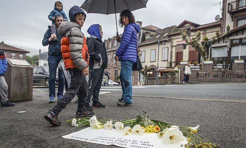 Emaztea hil zuen lekuan, afixa bat lurrean. ISABELLE MIQUELESTORENA