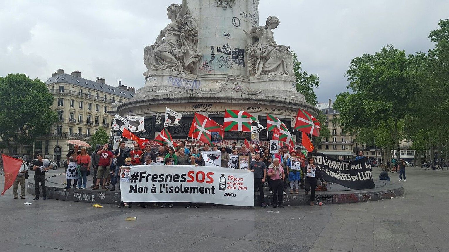 Sortuk atzo Parisko Fresnesko kartzelako bakartzearen aurka Errepublika plazan egindako mobilizazioa. BERRIA. Sortuk atzo Parisko Fresnesko kartzelako bakartzearen aurka Errepublika plazan egindako mobilizazioa. BERRIA.