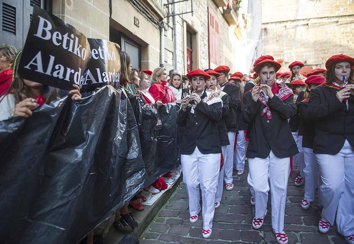 Hondarribiko Jaizkibel konpainia, iaz, plastiko beltz artean. JON URBE / ARGAZKI PRESS.