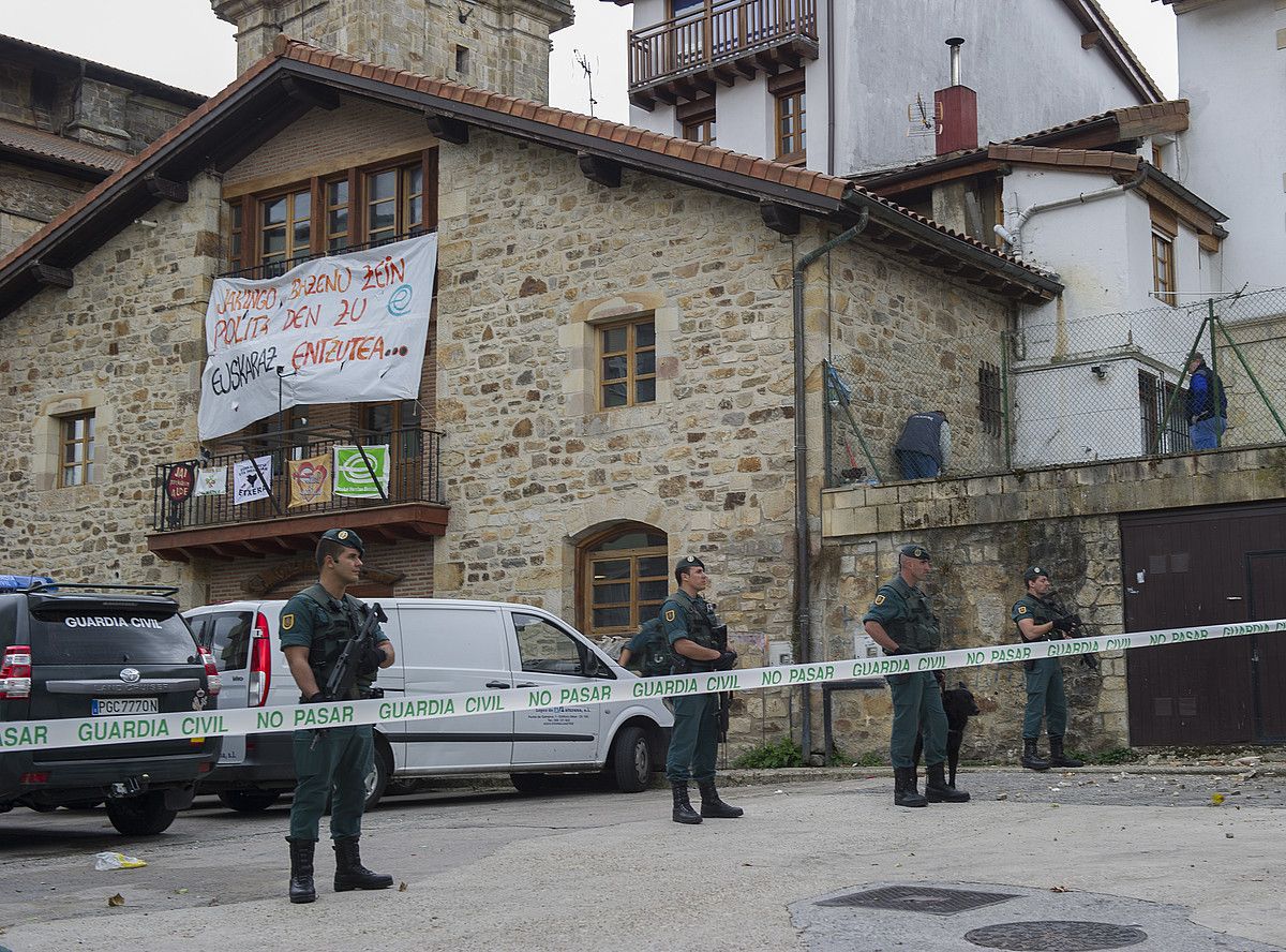 Iazko irailaren 15ean Guardia Zibilak Otxandion egindako polizia operazioa. JUANAN RUIZ / ARGAZKI PRESS.