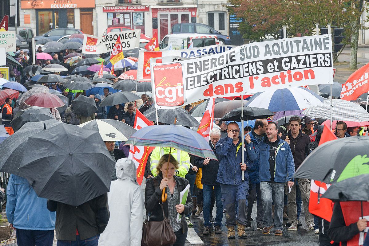 Milatik gora pertsona bildu ziren, atzo, Baionan. ISABELLE MIQUELESTORENA.