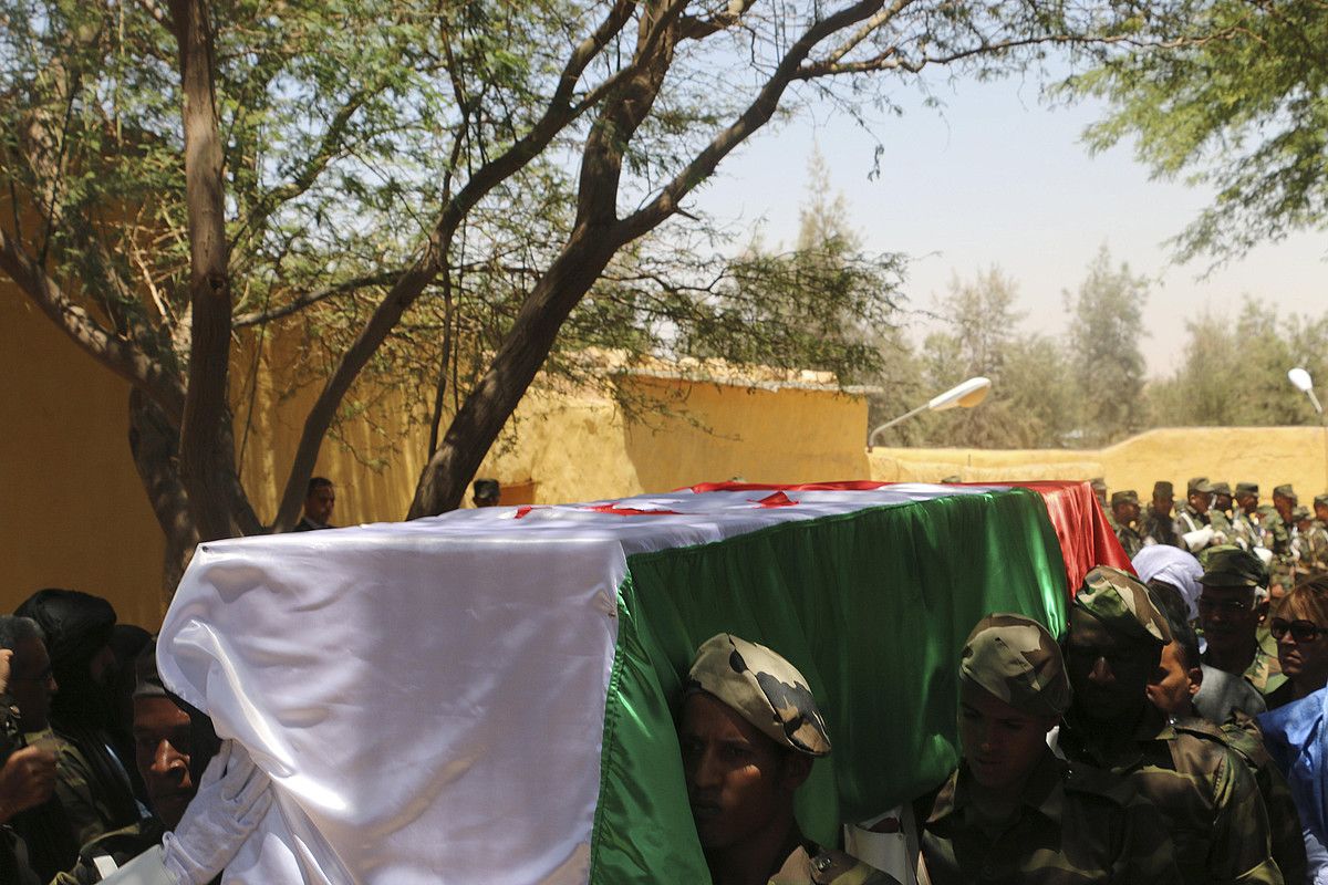 Mohamed Abdelazizen hilkutxa, atzo, Rabunin, Tindufen (Aljeria). JAVIER MARTIN / EFE.