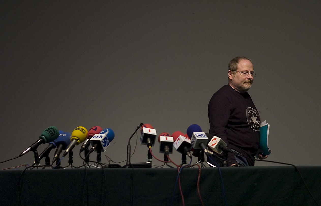 Eliseo Gil, 2008ko azaroan, aurkikuntzen egiazkotasuna zalantzan jarri ondoren egindako agerraldian. RAUL BOGAJO / ARGAZKI PRESS.