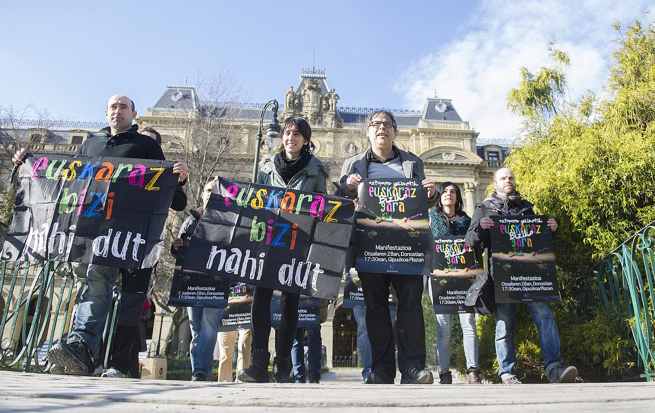 Uemako ordezkariak Kontseiluko idazkari Paul Bilbaorekin, artxiboko irudi batean. JUAN CARLOS RUIZ / ARGAZKI PRESS.