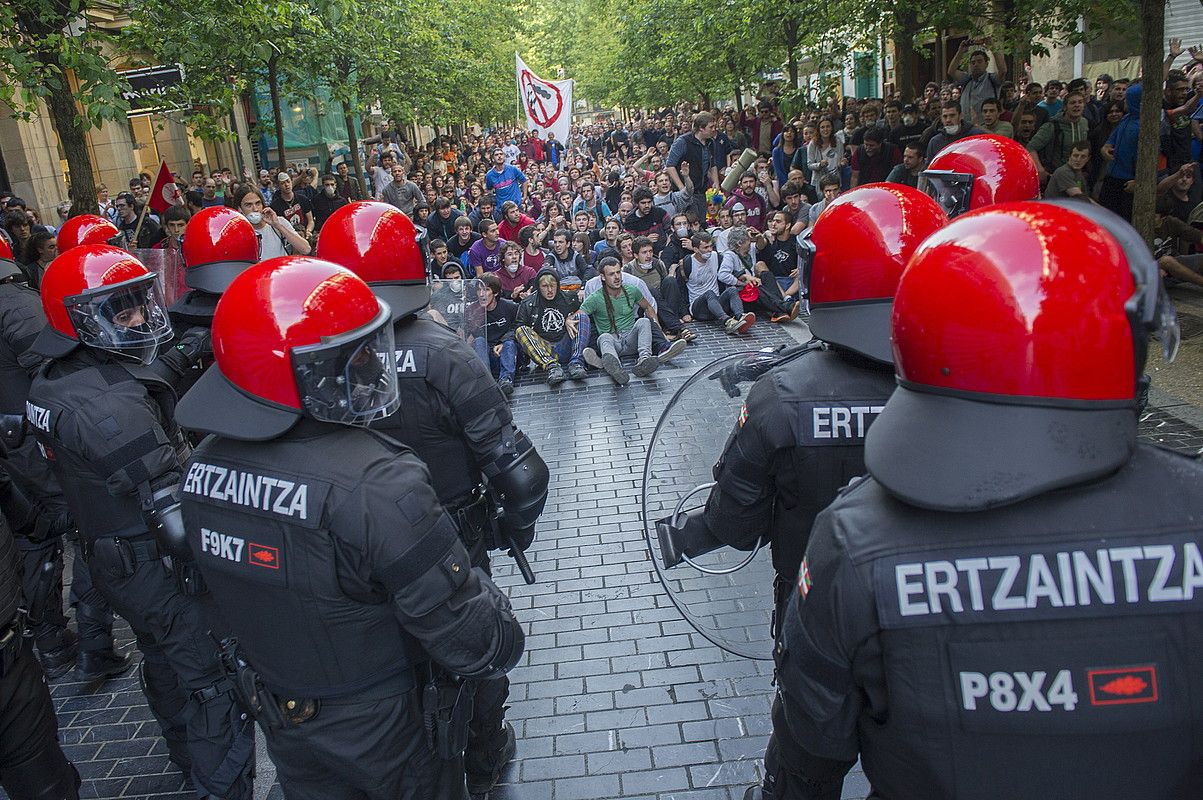 Udaltzain batek belaunarekin zapaldu zuen manifestari baten lepoa. BERRIA.