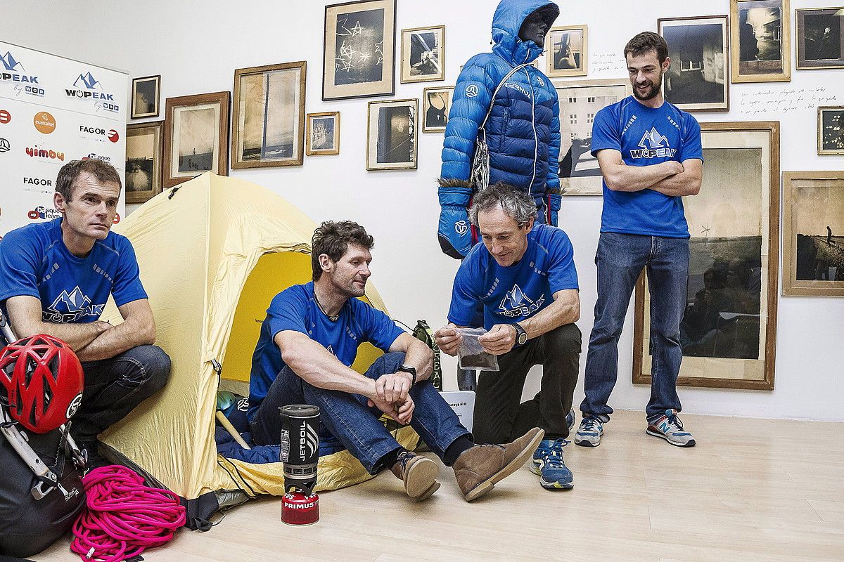 Alberto Iñurrategi, Juan Vallejo eta Mikel Zabalza alpinistak eta Jon Herranz kameraria, atzoko aurkezpenean. Gasherbrumera eramango duten materiala erakutsi zuten. ARITZ LOIOLA / ARGAZKI PRESS.