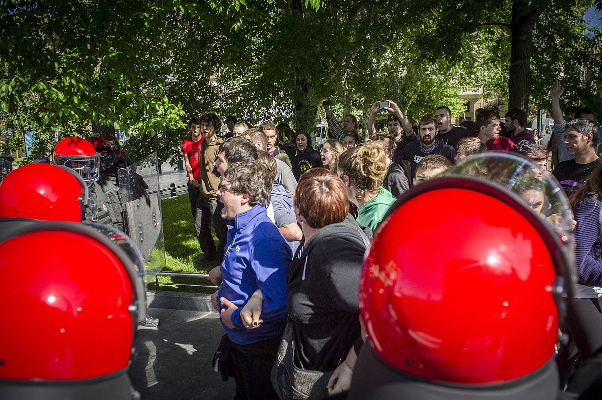 Gipuzkoa Zutik-en partaide bat lurrera bota zuen kalez jantzitako ertzain batek Bulebarrean, eta lapurretan harrapatu zutela esan zieten korrika gerturatu ziren protestariei; ez zen egia. GORKA RUBIO / ARP.