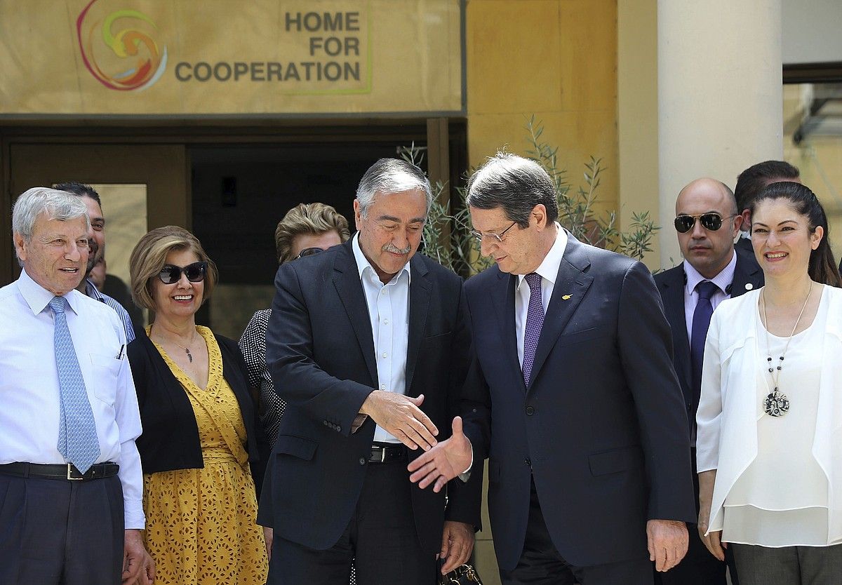 Nicos Anastasiades Zipreko presidentea, eta Mustafa Akinci Ipar Zipreko presidentea, ekain haiseran Nikosian eginiko bilkuran. KATIA CHRISTODOULOU / EFE. Nicos Anastasiades Zipreko presidentea, eta Mustafa Akinci Ipar Zipreko presidentea, ekain haiseran Nikosian eginiko bilkuran. KATIA CHRISTODOULOU / EFE.