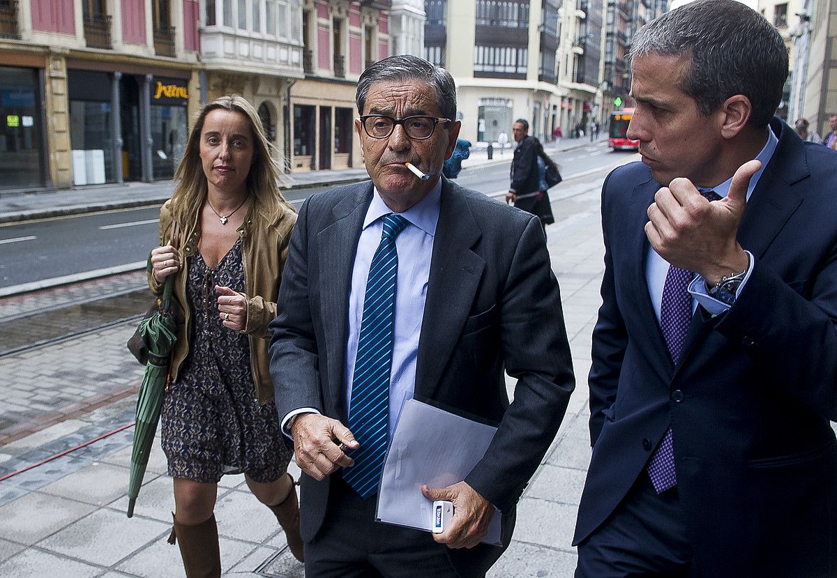 Mario Fernandez —irudian, erdian—, iazko apirilean Cabieces auziagatik deklaratzera bidean, Bilbon. LUIS JAUREGIALTZO / ARP. Mario Fernandez —irudian, erdian—, iazko apirilean Cabieces auziagatik deklaratzera bidean, Bilbon. LUIS JAUREGIALTZO / ARP.