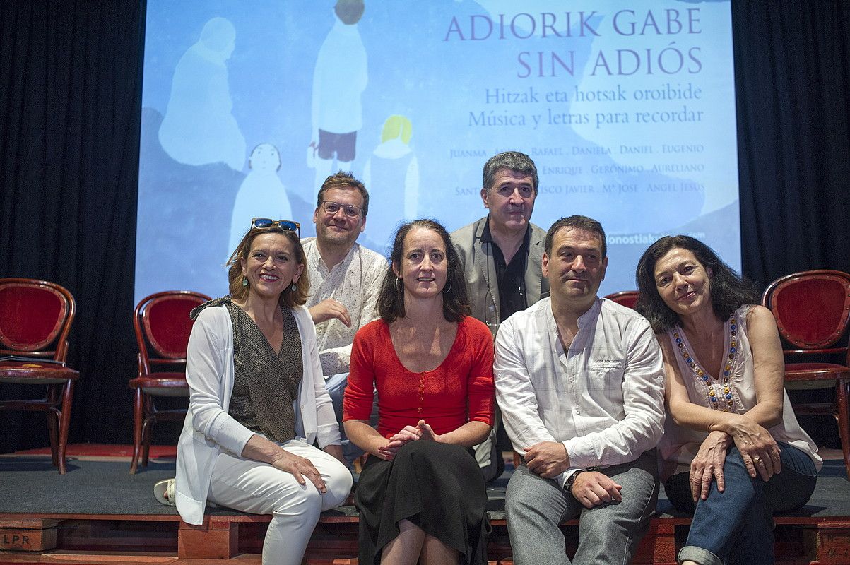 Adiorik Gabe egitasmoaren antolatzaileak eta parte hartuko duten artistak, atzo Donostian egindako aurkezpenean. JUAN CARLOS RUIZ / ARGAZKI PRESS. Adiorik Gabe egitasmoaren antolatzaileak eta parte hartuko duten artistak, atzo Donostian egindako aurkezpenean. JUAN CARLOS RUIZ / ARGAZKI PRESS.