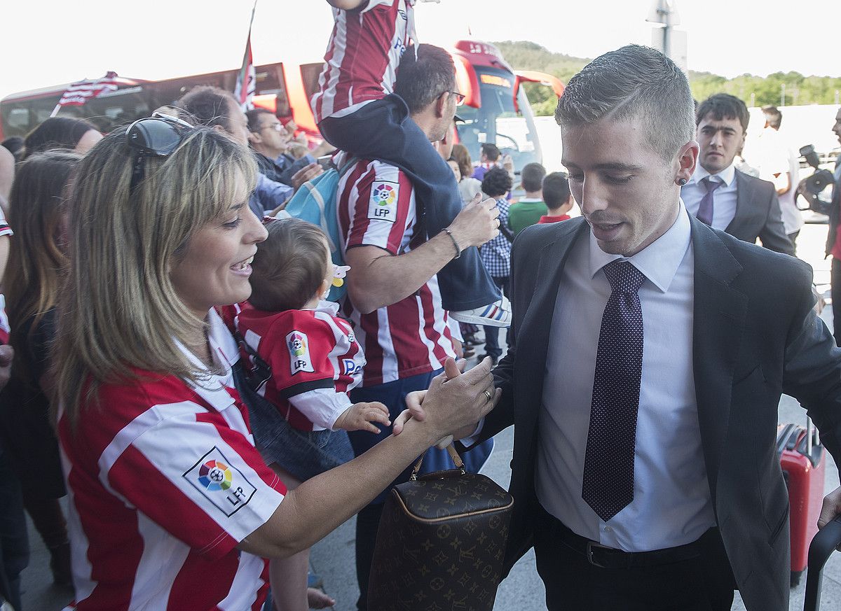 Iker Muniain, artxiboko irudi batean, Athleticeko jarraitzaileak inguruan dituela. LUIS JAUREGIALTZO / ARGAZKI PRESS.