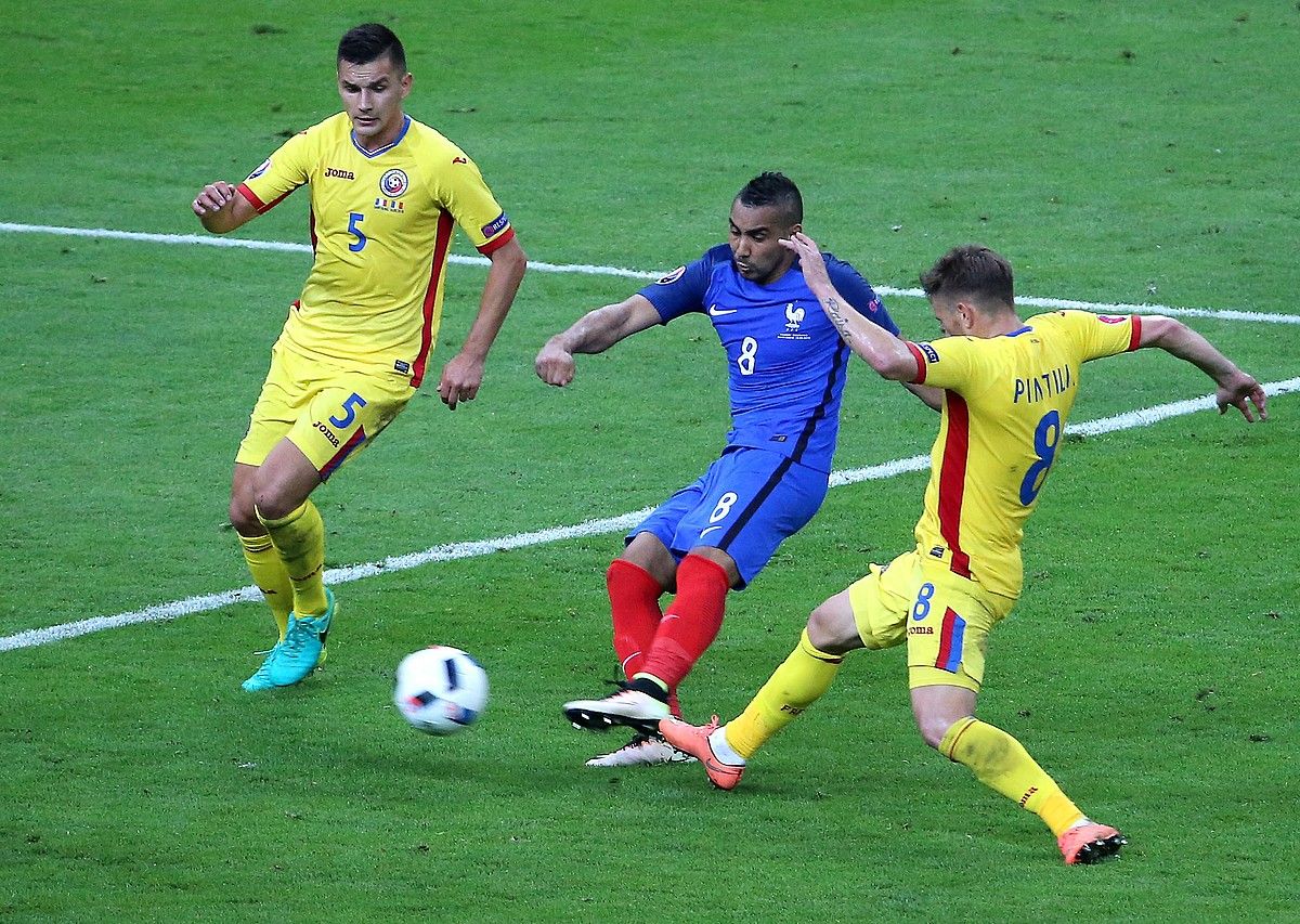 Payet baloia astintzen, bigarren goleko jaurtiketan, atzo Errumaniaren aurkako partidan. SRDJAN SUKI / EFE. Payet baloia astintzen, bigarren goleko jaurtiketan, atzo Errumaniaren aurkako partidan. SRDJAN SUKI / EFE.