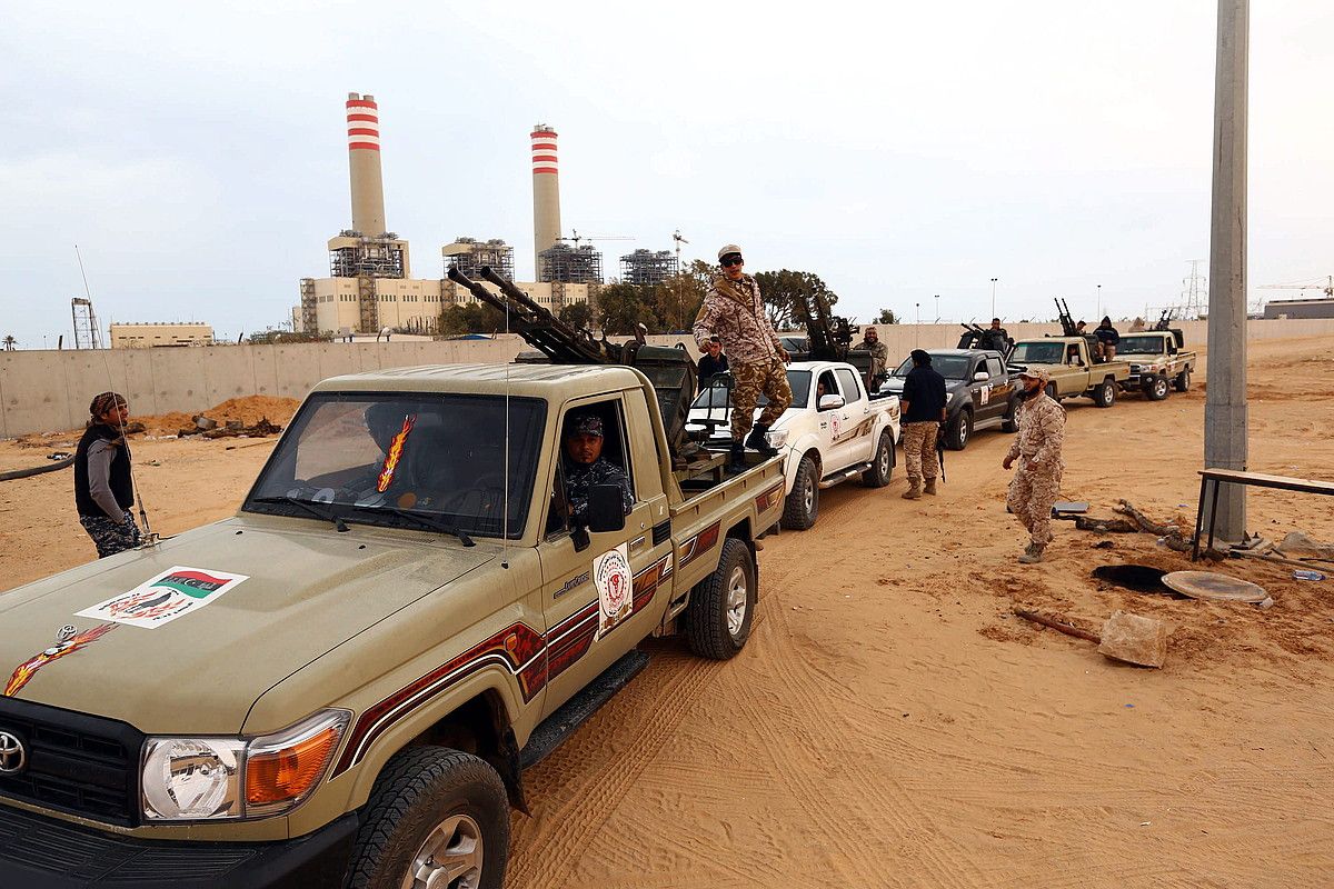 Tobrukeko gobernuaren aldeko indarrak, Sirte inguruan, Estatu Islamikoaren aurkako borrokarako prestatzen, iaz egin zuten erasoaldian. EFE. Tobrukeko gobernuaren aldeko indarrak, Sirte inguruan, Estatu Islamikoaren aurkako borrokarako prestatzen, iaz egin zuten erasoaldian. EFE.