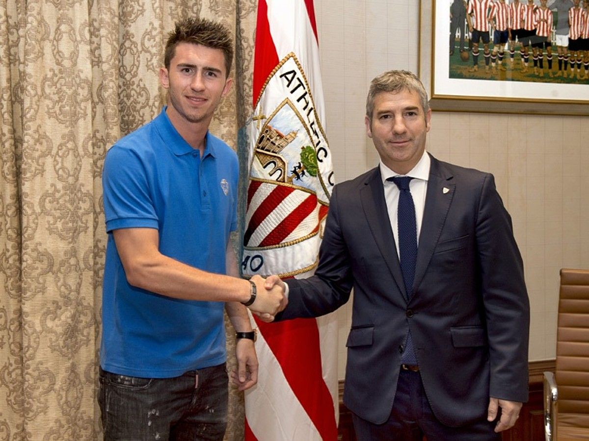Aymeric Laporte eta Josu Urrutia, atzo, kontratua sinatu berritan. ATHLETIC.