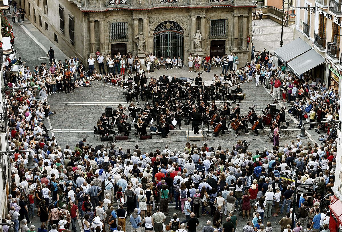 Nafarroako Orkestra Sinfonikoak Iruñeko Udaletxe plazan kontzertu bat eman zuen 2013an bere egoera ekonomikoa salatzeko. JESUS DIGES / EFE.