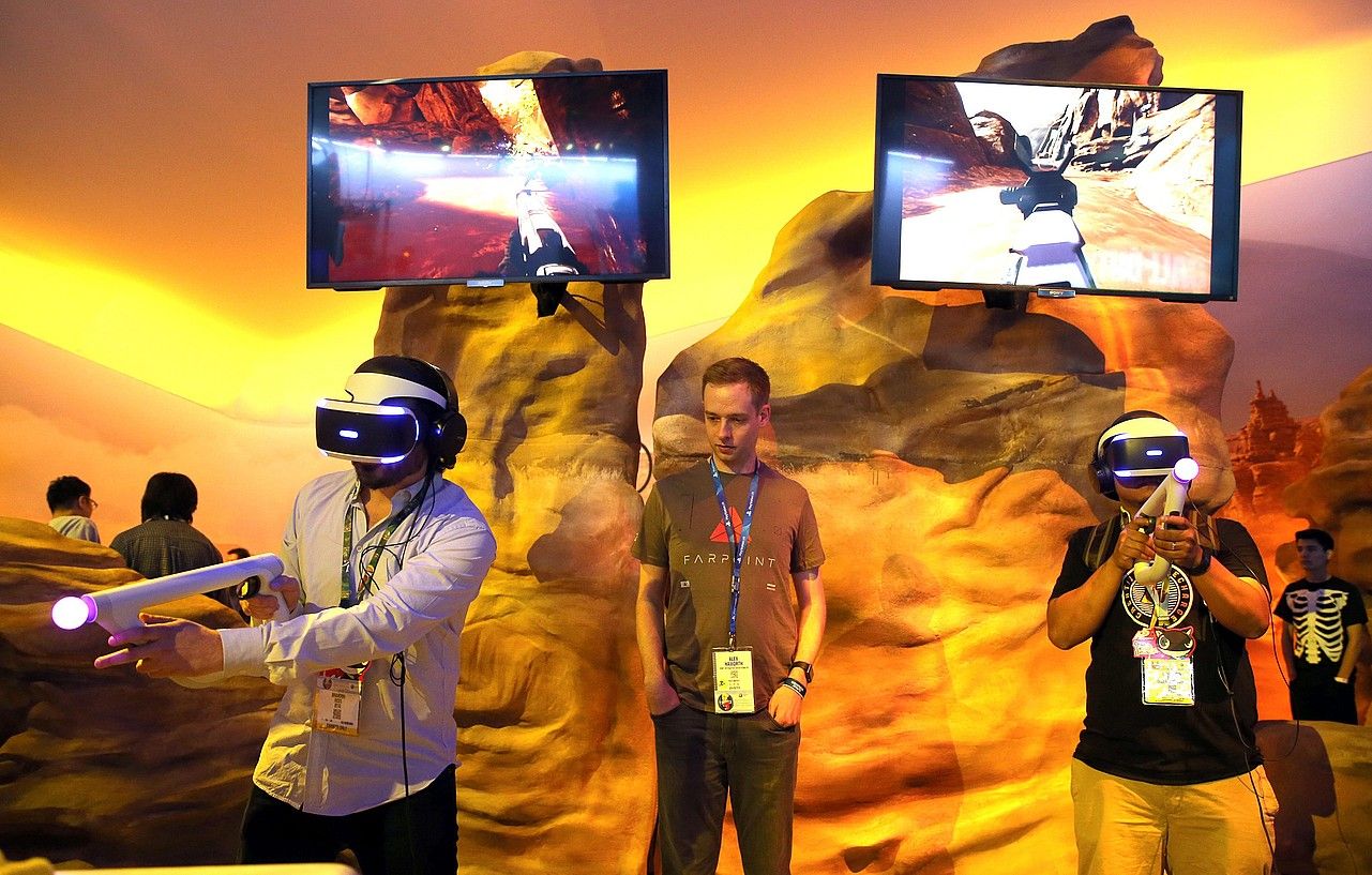 Bi jokalari, Sony etxearen PlayStation VR kaskoarekin jolasten, Los Angelesko E3 erakustazokan. PS4 kontsolarekin erabiltzen da, eta 299 dolarrean jarriko dute salgai urrian. MIKE NELSON / EFE. Bi jokalari, Sony etxearen PlayStation VR kaskoarekin jolasten, Los Angelesko E3 erakustazokan. PS4 kontsolarekin erabiltzen da, eta 299 dolarrean jarriko dute salgai urrian. MIKE NELSON / EFE.