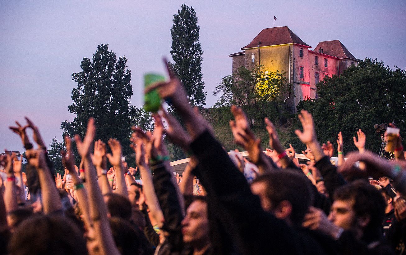 Lekorneko gazteluaren azpian egiten da Euskal Herria Zuzenean jaialdia. GAUTHIER GOMES-LEAL.