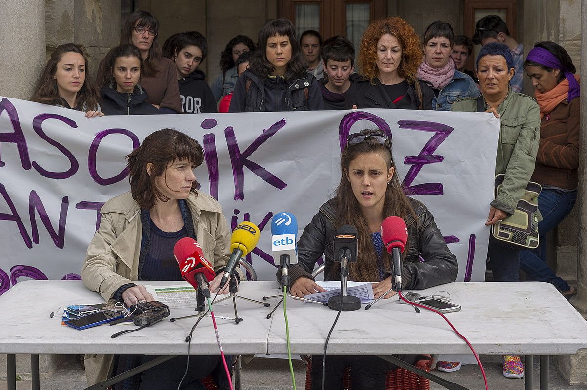 Gasteizko mugimendu feministak agerraldia egin zuen atzo, Aranako jaietan gertaturikoa azaltzeko. JUANAN RUIZ / ARGAZKI PRESS.