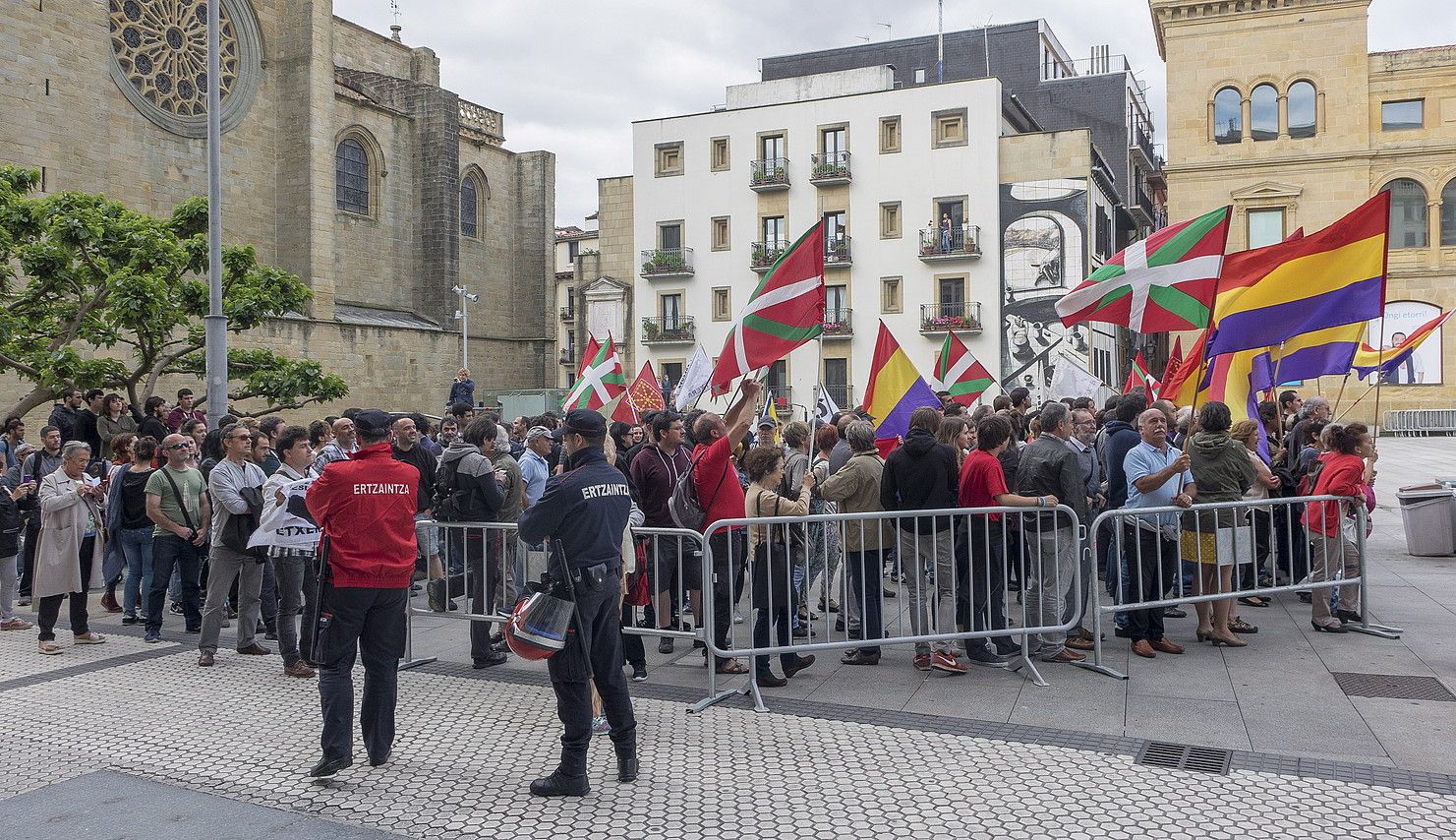 Hiru orduz aritu ziren protestan Donostian, atzo, Espainiako errege-erreginen bisitaren aurka. ANDONI CANELLADA / ARP.