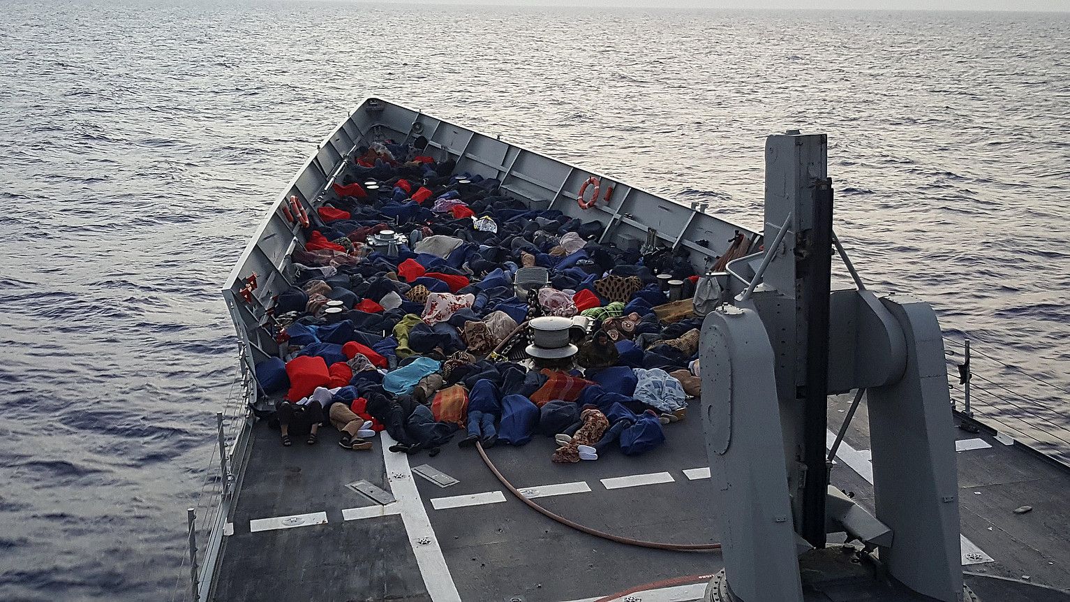 Mediterraneoko uretan hilaren hasieran erreskatatutako errefuxiatuak. Frontexen arabera, astero 10.000 iheslari iristen dira Mediterraneotik Europara. MIGUEL GUTIERREZ / EFE.