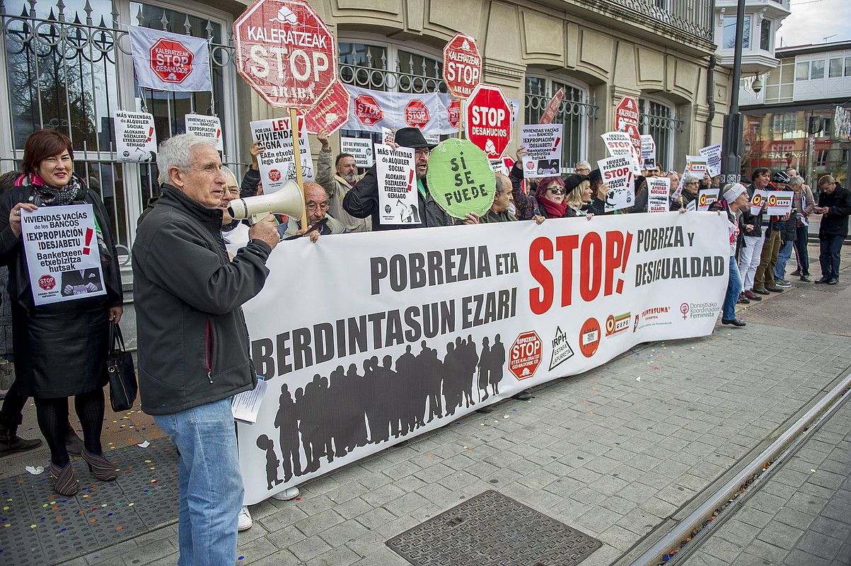 Etxe kaleratzeen aurka Gasteizen egindako protesta bat. JUANAN RUIZ / ARP.