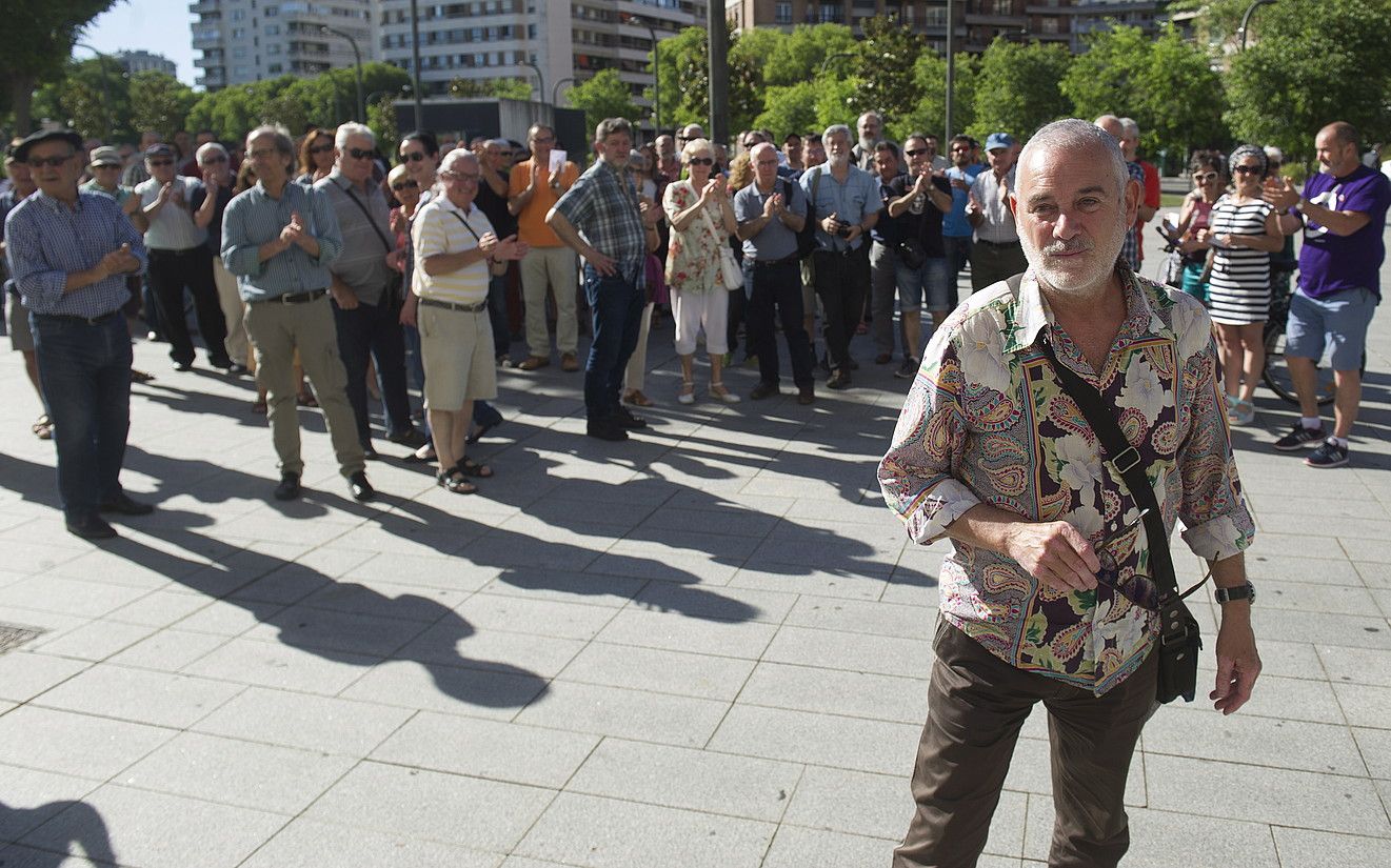 Jose Ramon Urtasunek herritarren babesa jaso zuen atzo. JAGOBA MANTEROLA / ARGAZKI PRESS.