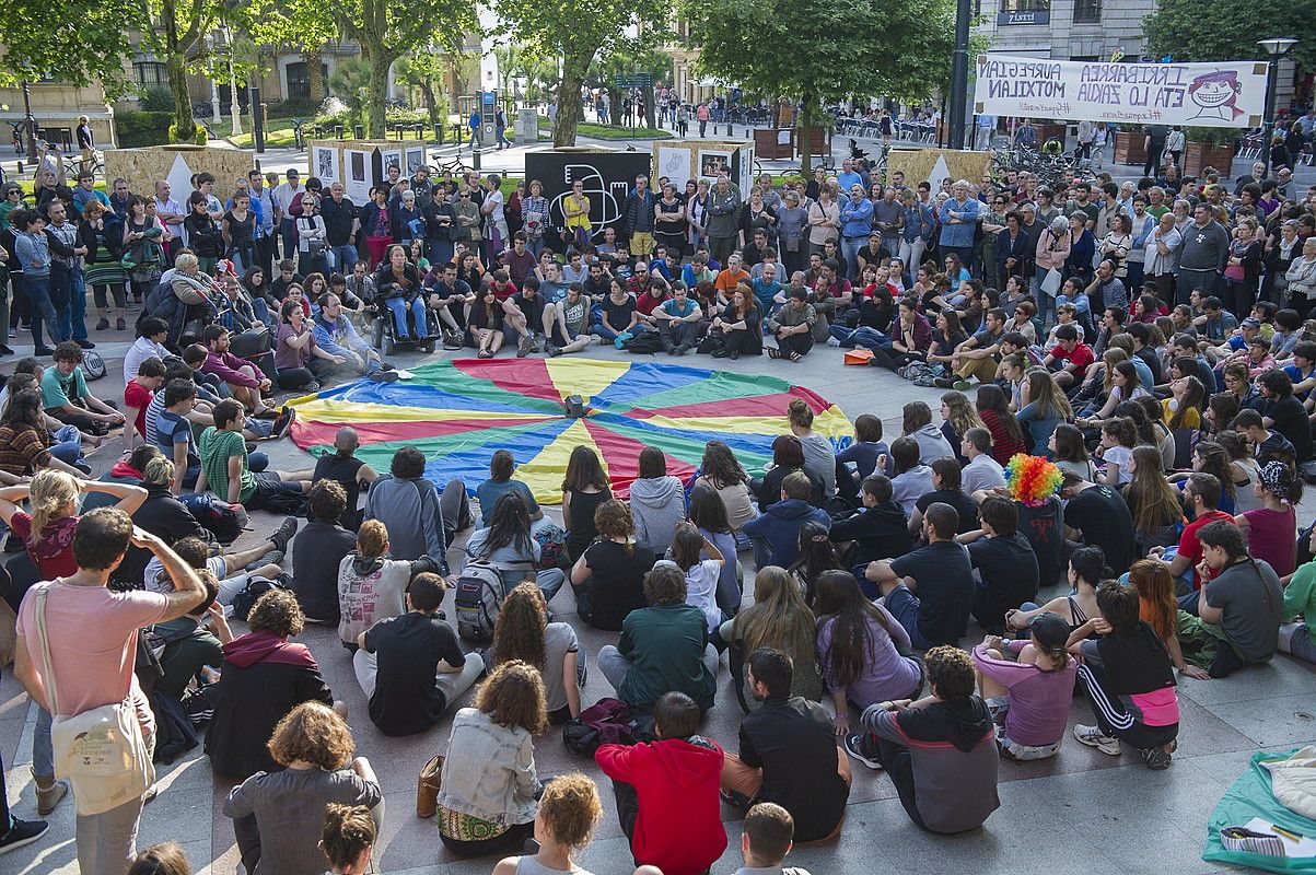 Gipuzkoa Zutik-en batzarretako bat, Donostian. JUAN CARLOS RUIZ / ARGAZKI PRESS.