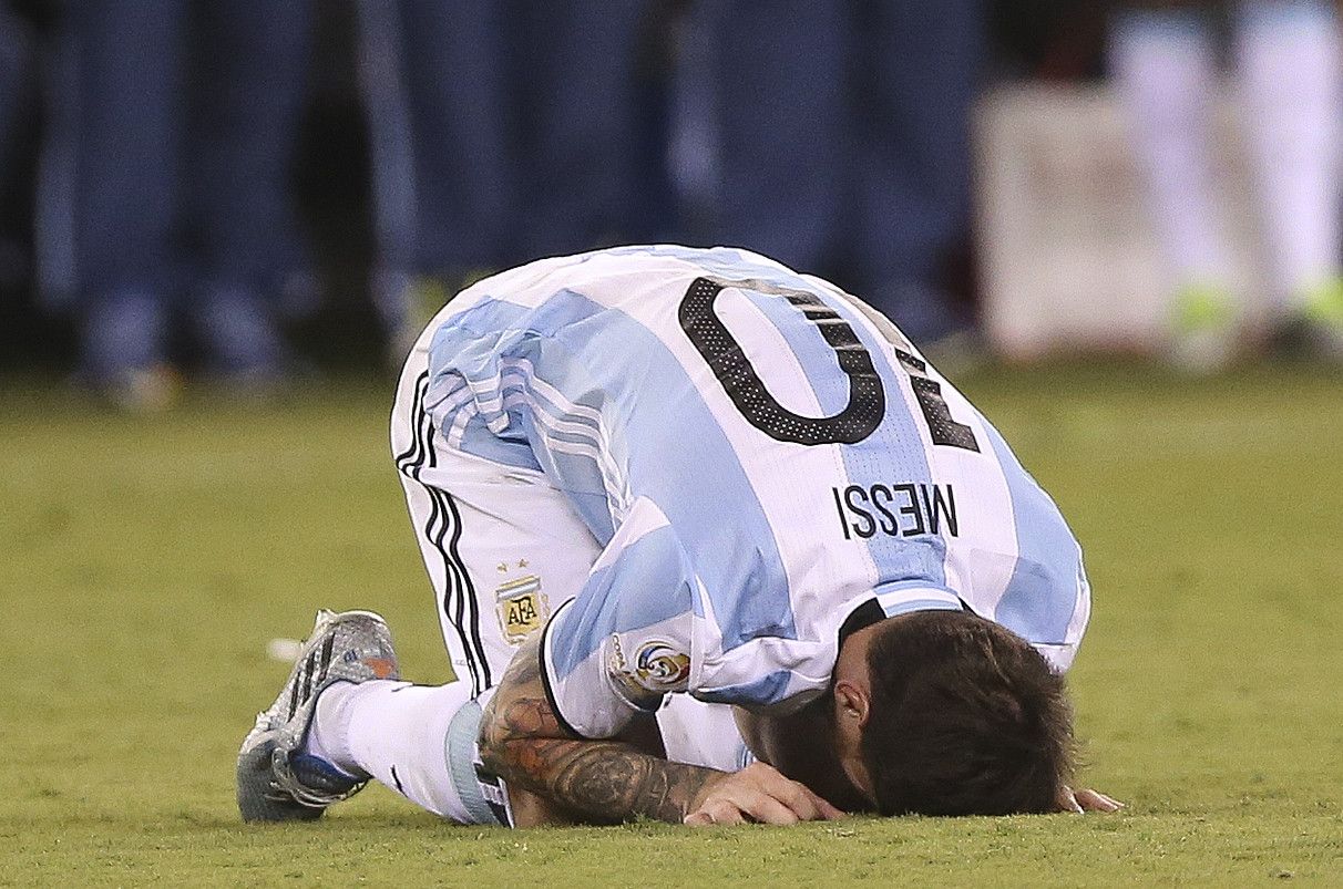 Lionel Messi, atsekabetuta eta belar gainean belauniko, Amerika Kopako finala galdu ondoren. DAVID HERNANDEZ / EFE.