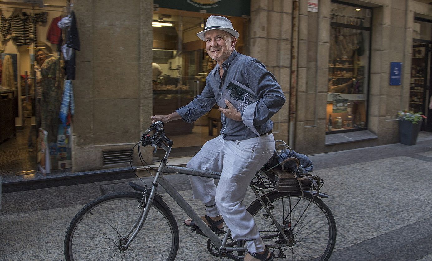 Bizikletan iritsi zen Juan Gorostidi atzo liburuaren aurkezpenera, lana besapean zeramala. ANDONI CANELLADA / ARGAZKI PRESS.