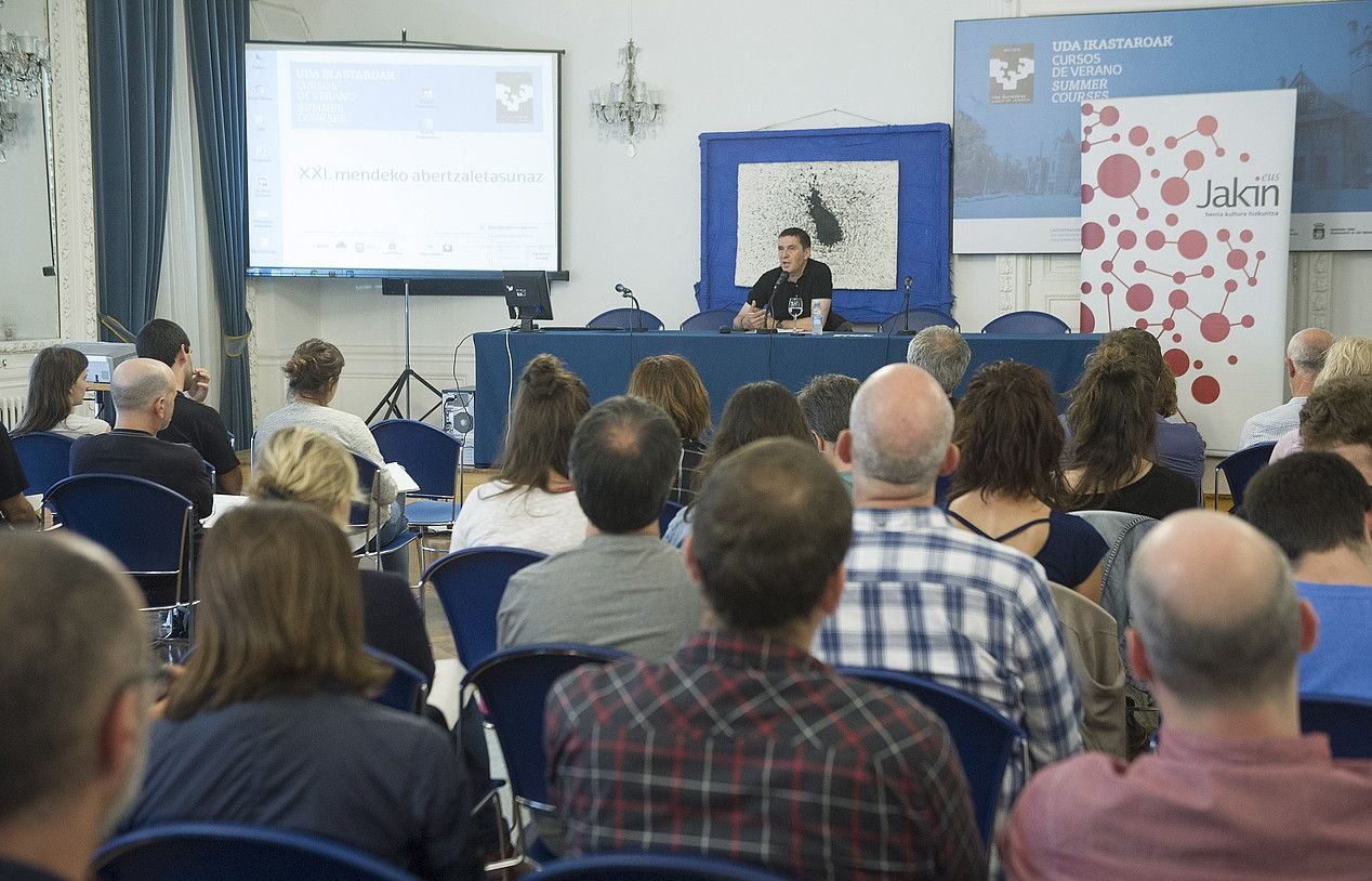 XXI. mendeko abertzaletasunaz zikloko azkeneko jardunaldia, atzo, Donostian. Hizketan, Arnaldo Otegi. JON URBE / ARP.