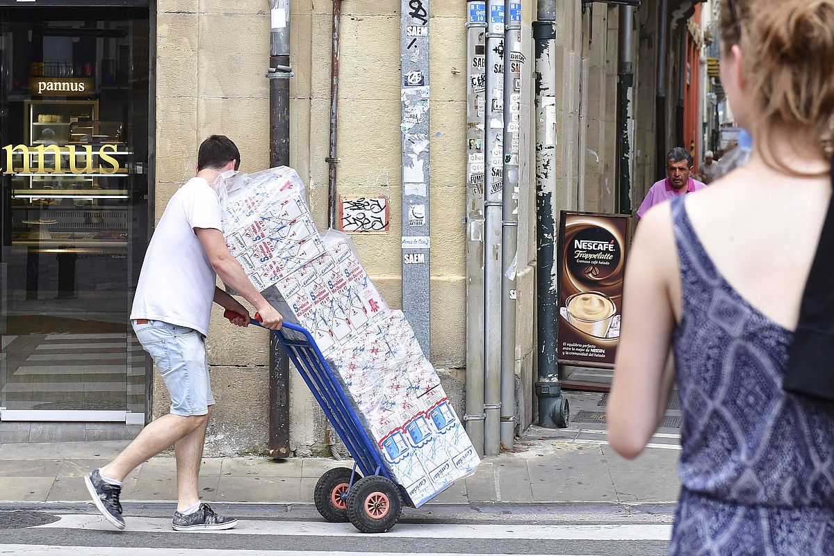 3. Txosak bueltan. San Frantzisko plazan txosnak paratu dituzte aspaldiko partez. IDOIA ZABALETA / ARGAZKI PRESS.