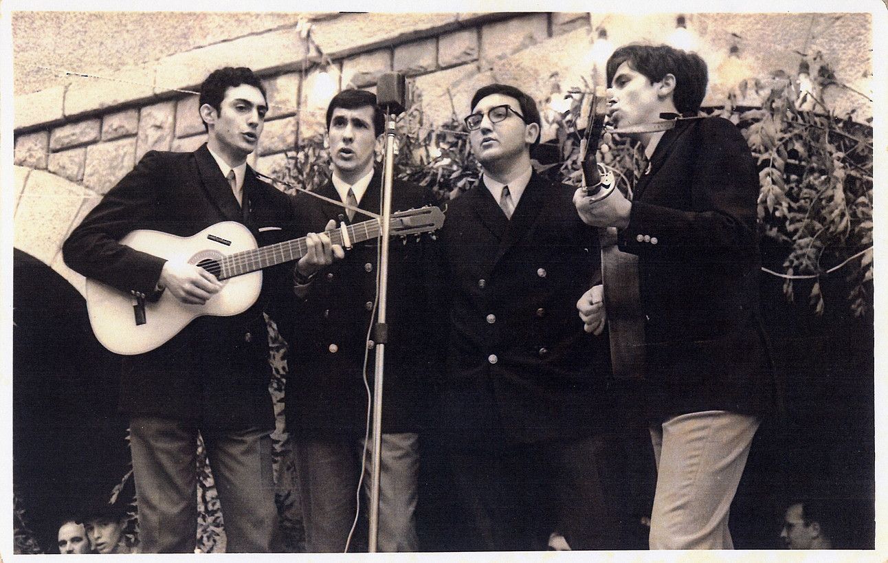 Julio Unamuno, Juan Mari Narvaez, Gotzon Bikuña eta Raul Calvo, Urretxindorrak taldeko kideak, emanaldi batean. BERRIA. Julio Unamuno, Juan Mari Narvaez, Gotzon Bikuña eta Raul Calvo, Urretxindorrak taldeko kideak, emanaldi batean. BERRIA.